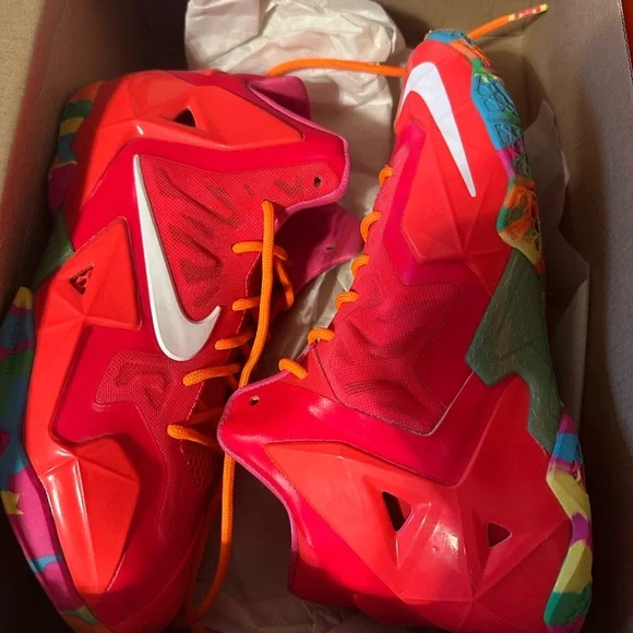 Nike Red and White Sneakers Modern Design - Picture 3 of 3